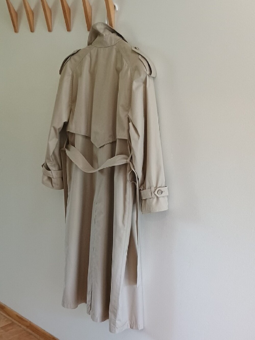 Vintage London Fog Women's Beige Trench Coat - Timeless Double-Breasted Style - Picture 7 of 15